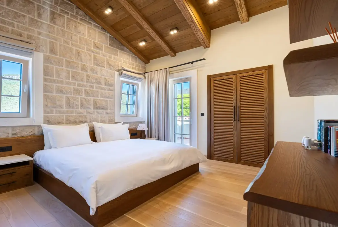 Luxurious Waterfront Villa with Swimming Pool