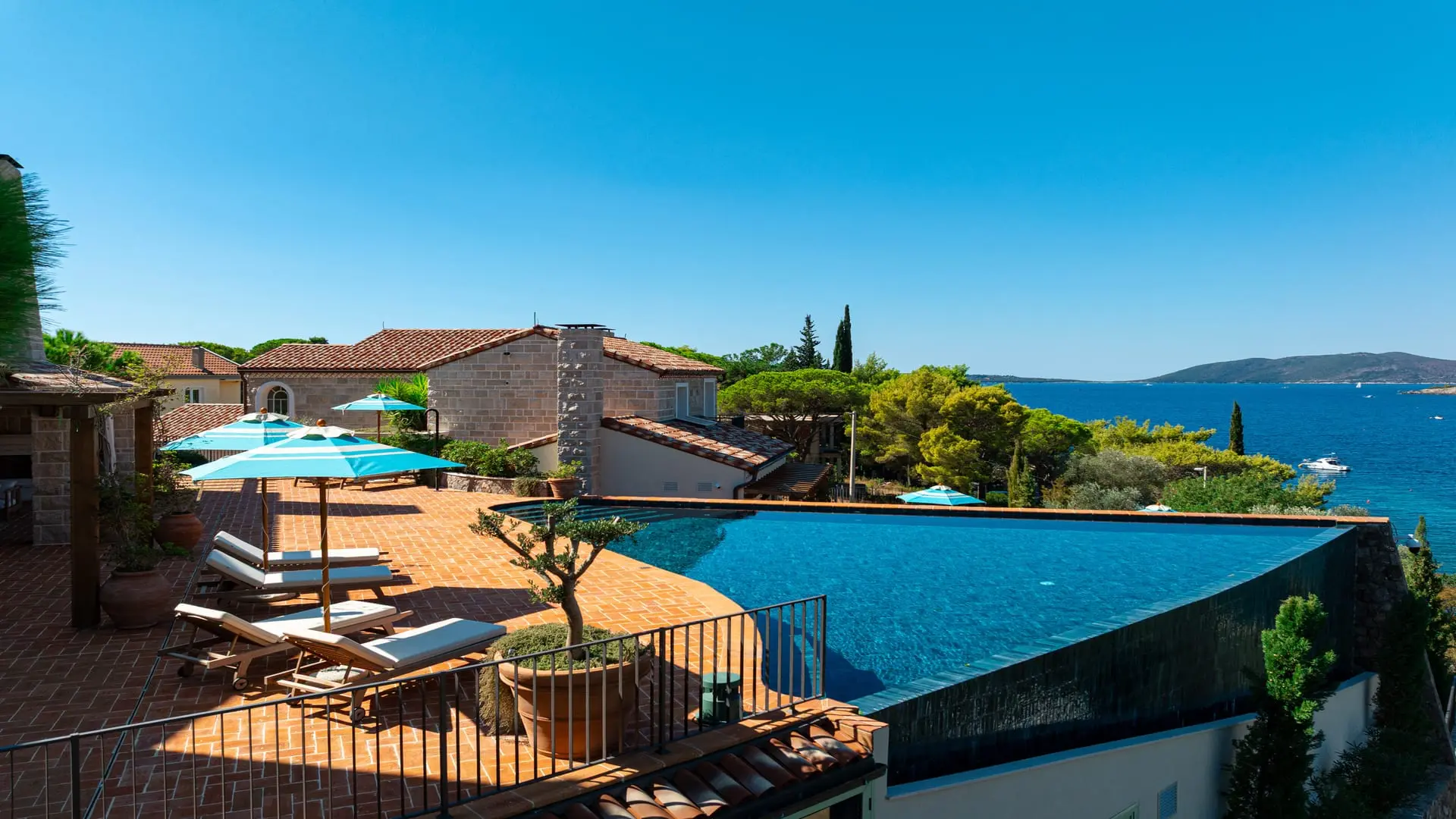 Luxurious Waterfront Villa with Swimming Pool