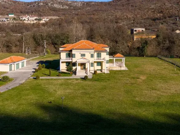 Family villa with a spacious property on the slopes of the Zeta river, Podgorica