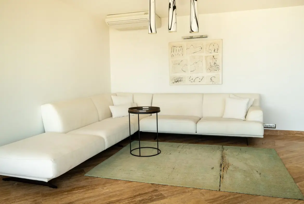 Excellent detached house in Sozopol on the seafront with pool and beach.