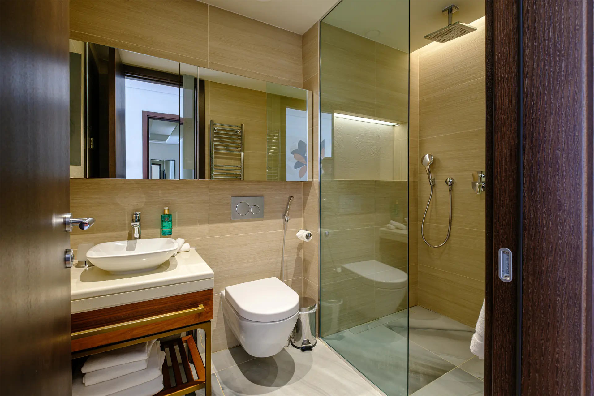 Luxurious 3-Bedroom Duplex with pool