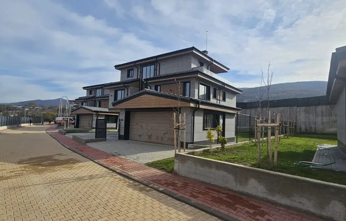 Detached house with a yard in a new gated complex in the village of Lozen for sale