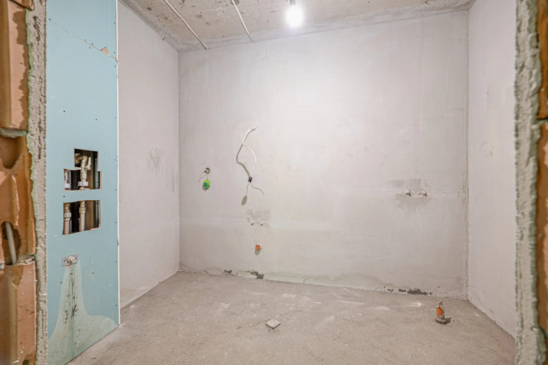 Apartment with a spacious private yard and a garage with direct indoor access in downtown Sofia
