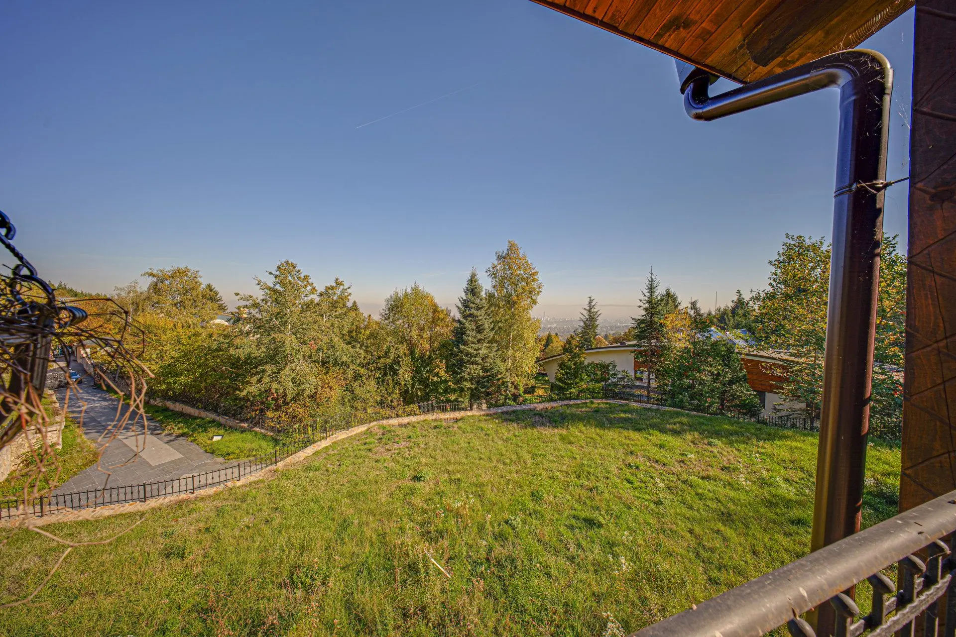A representative house with a five-acre yard in a prestigious location in Dragalevtsi quarter