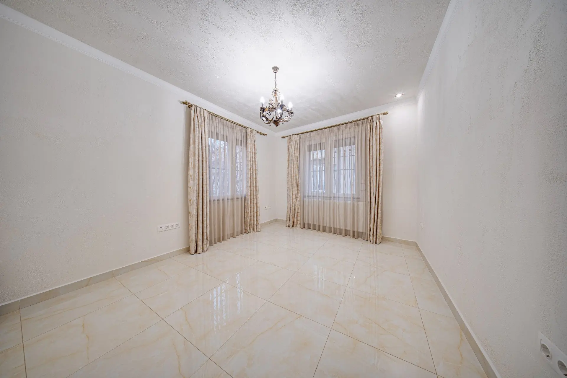 Fully renovated and partially furnished house in Oborishte for sale