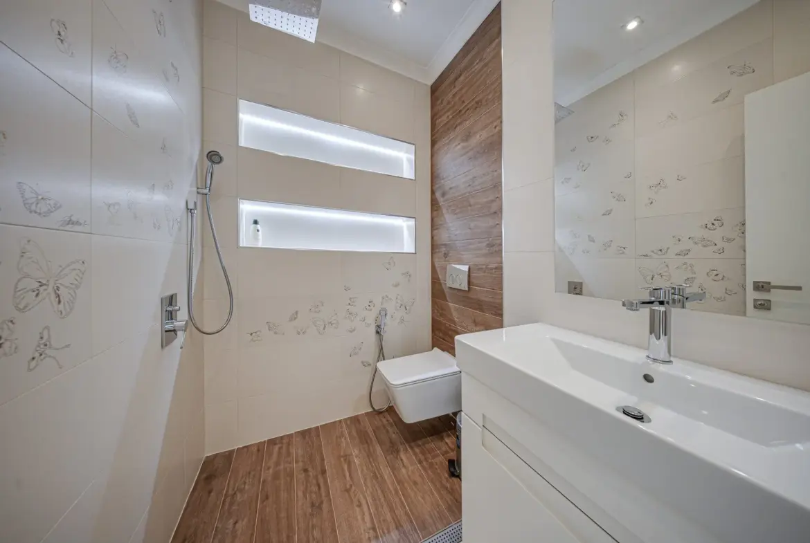 Penthouse in one of the most preferred and well-maintained complexes Flora Park