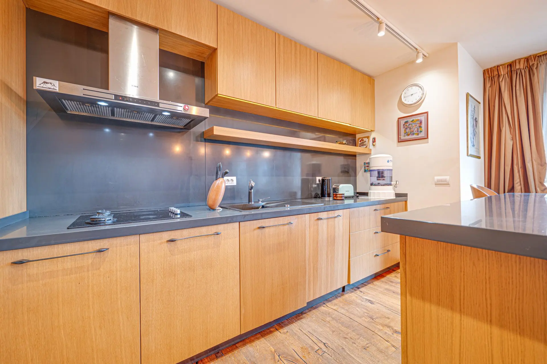 An exceptional four-room apartment in one of the most prestigious gated complexes in the Iztok district.