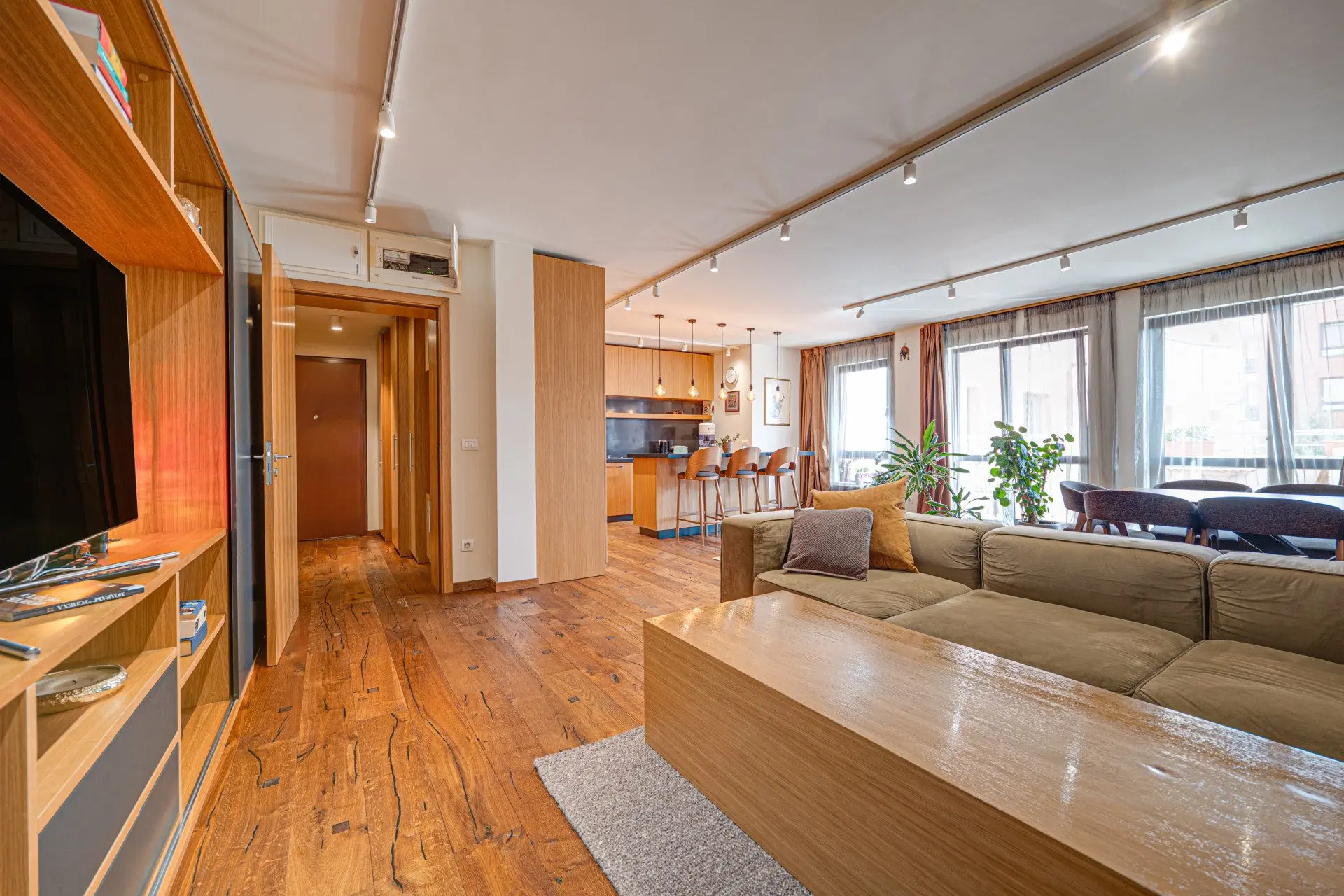 An exceptional four-room apartment in one of the most prestigious gated complexes in the Iztok district.