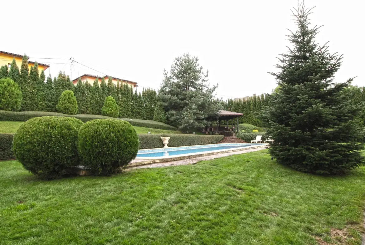 Spacious semi-furnished house in a gated community in Simeonovo.