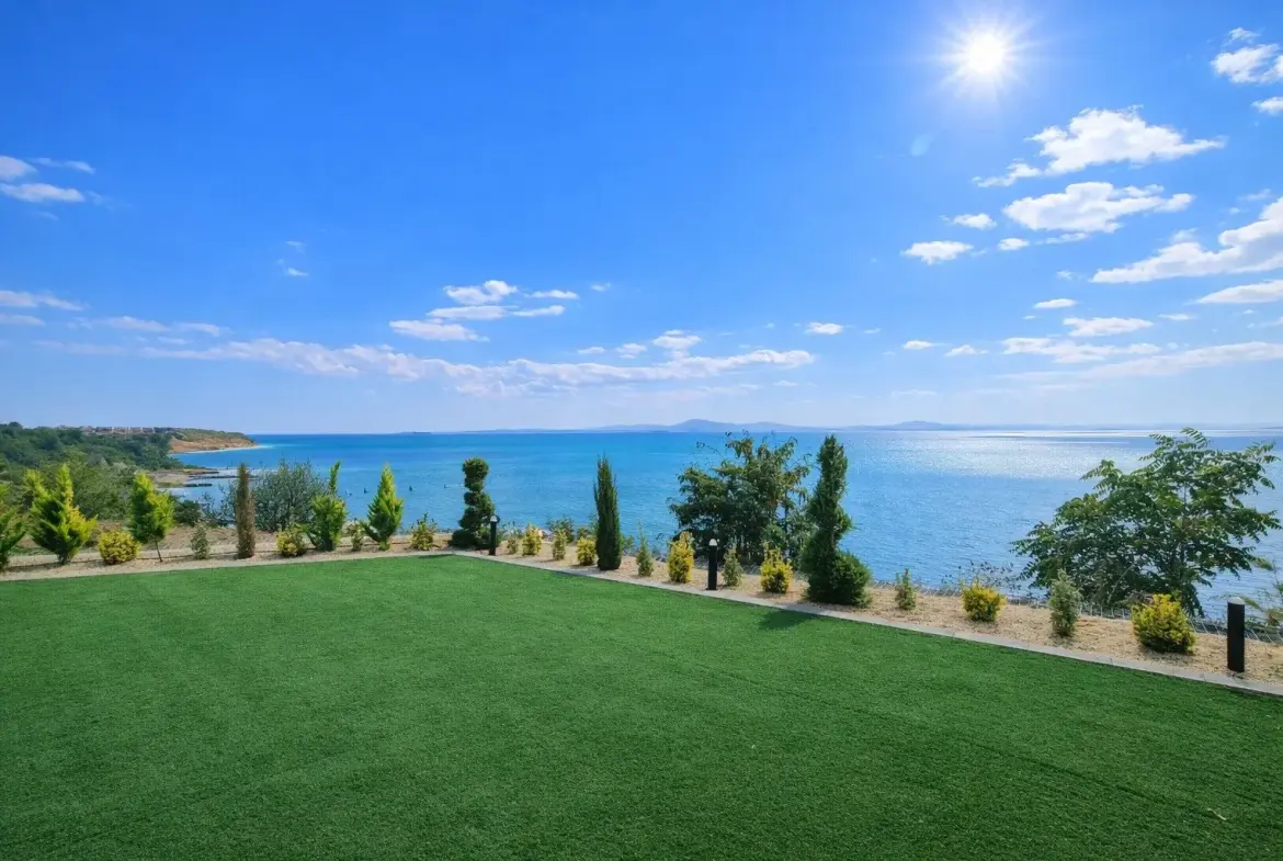 Luxury house with exceptional panoramic sea views