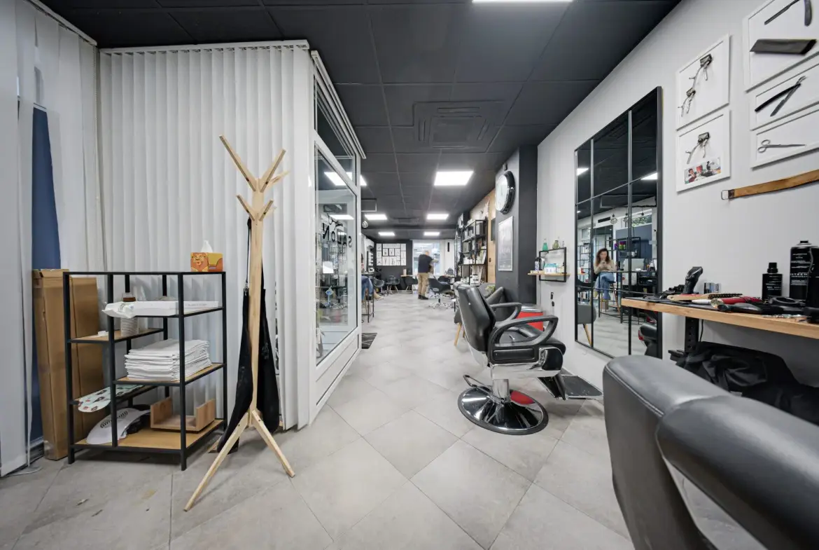 Commercial premises facing two streets, suitable for a beauty salon, shop, showroom