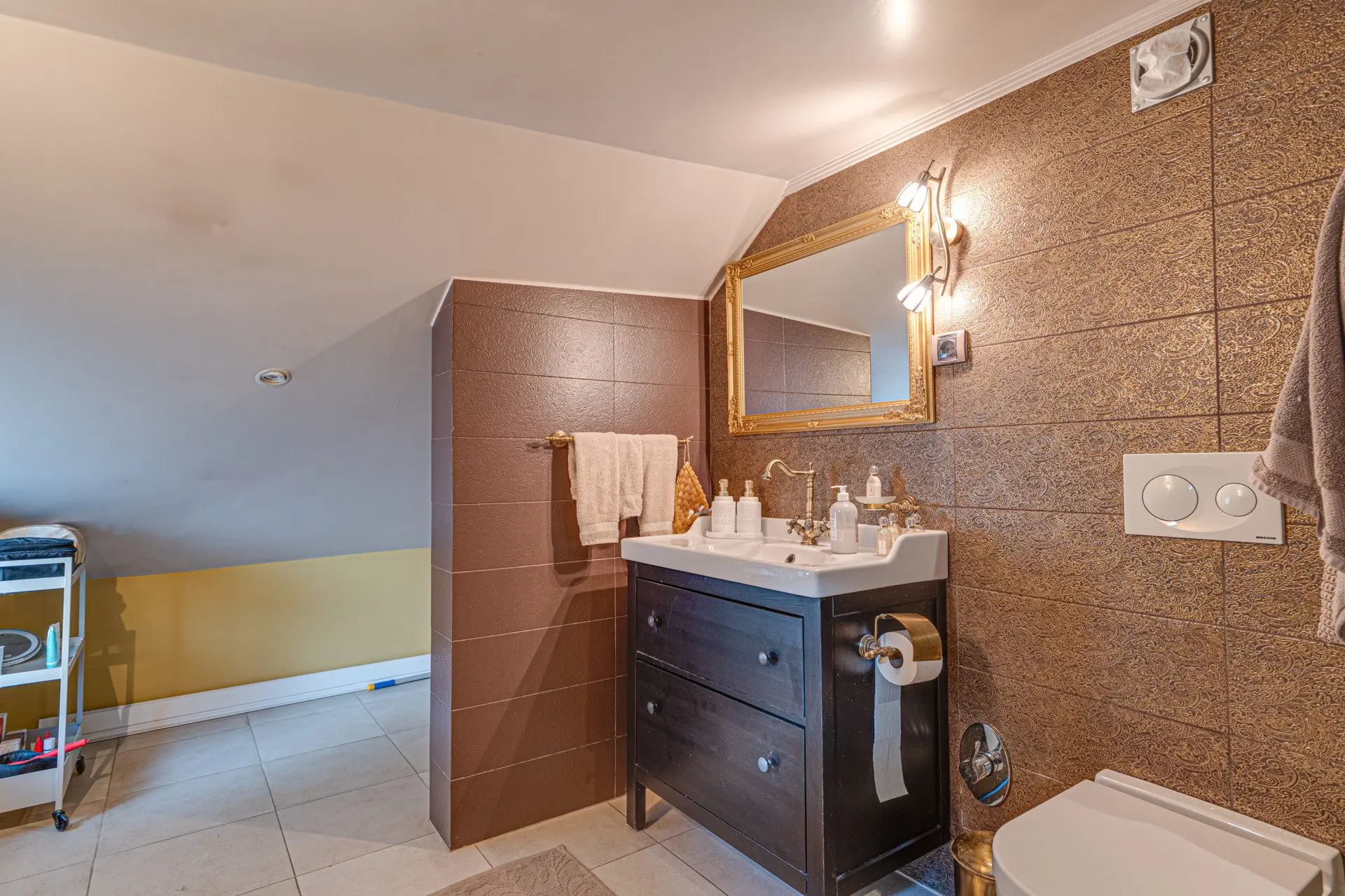 Elegant penthouse with impressive high ceilings on Saborna Street