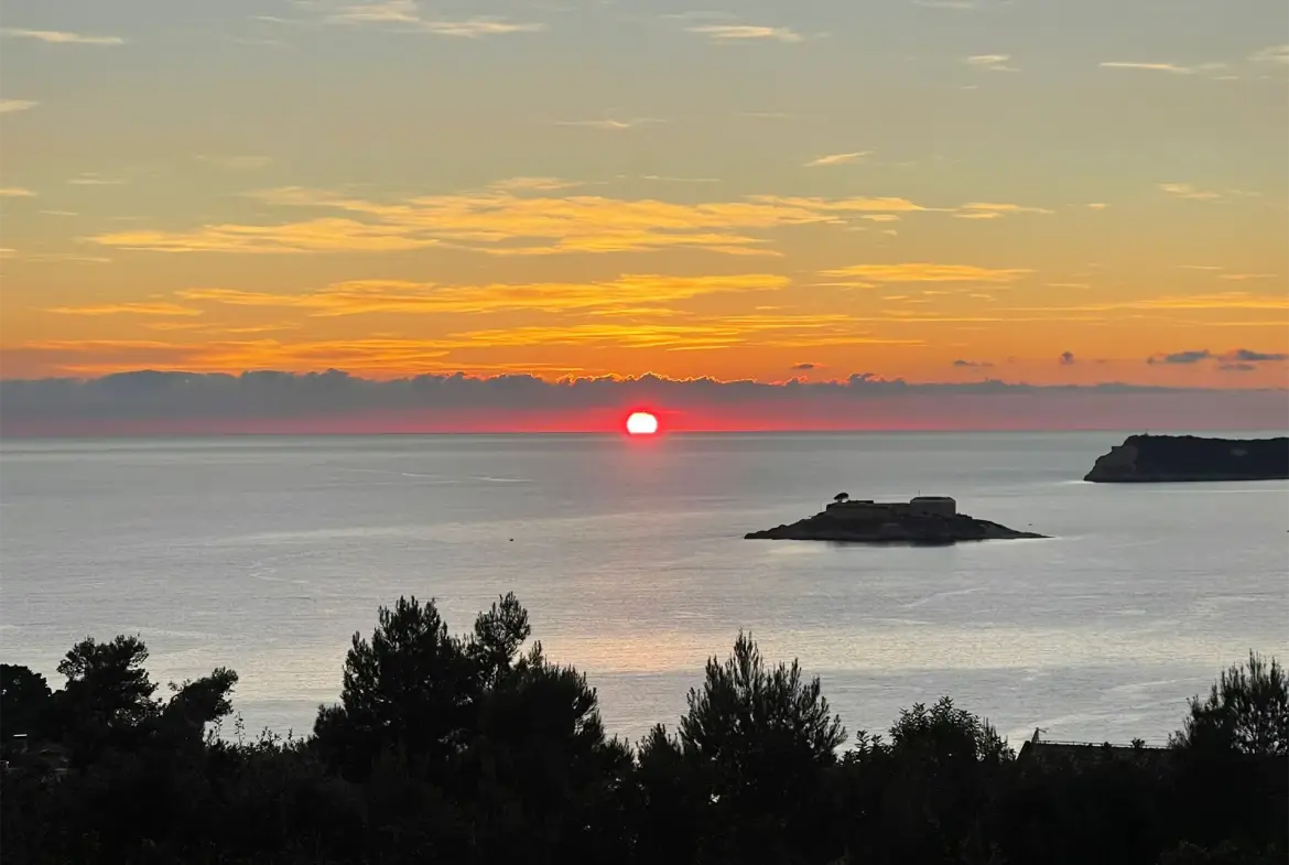 Urbanized land with a sea view for sale