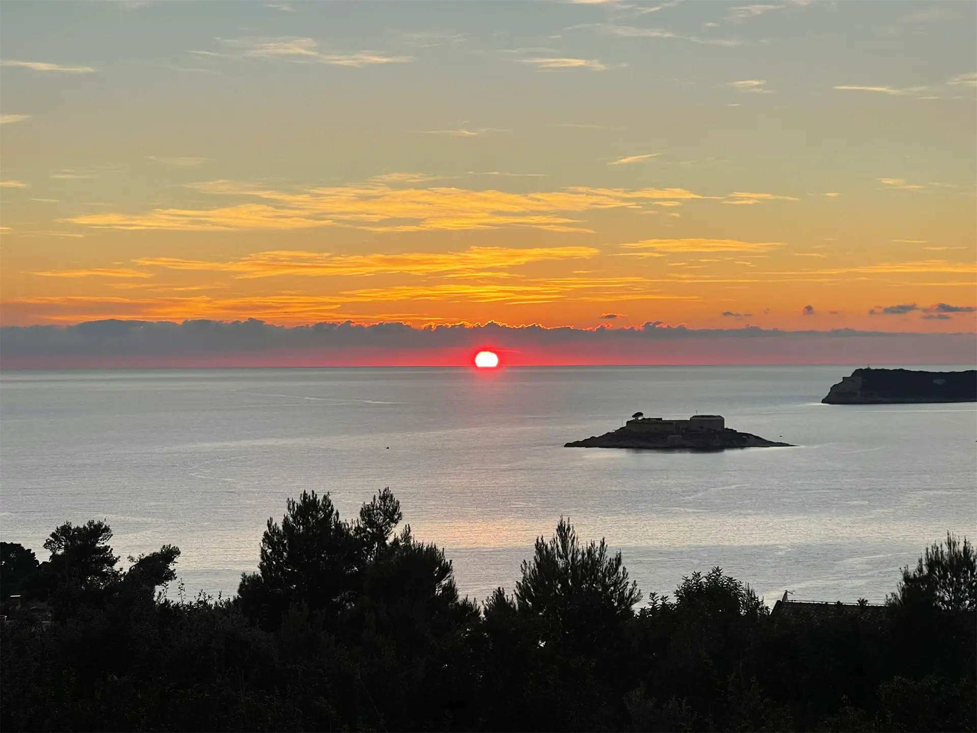 Urbanized land with a sea view for sale