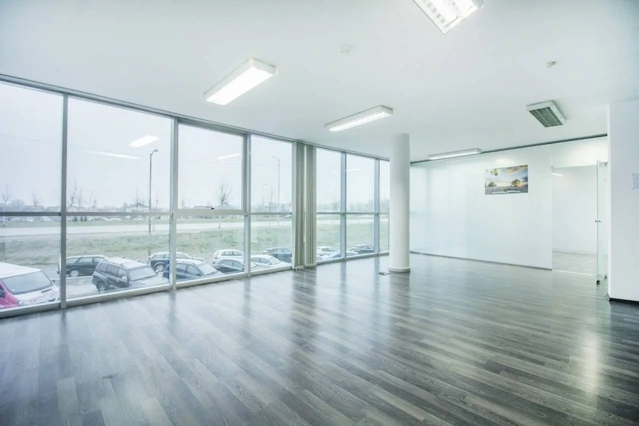 Multifunctional business building with excellent layout and square footage