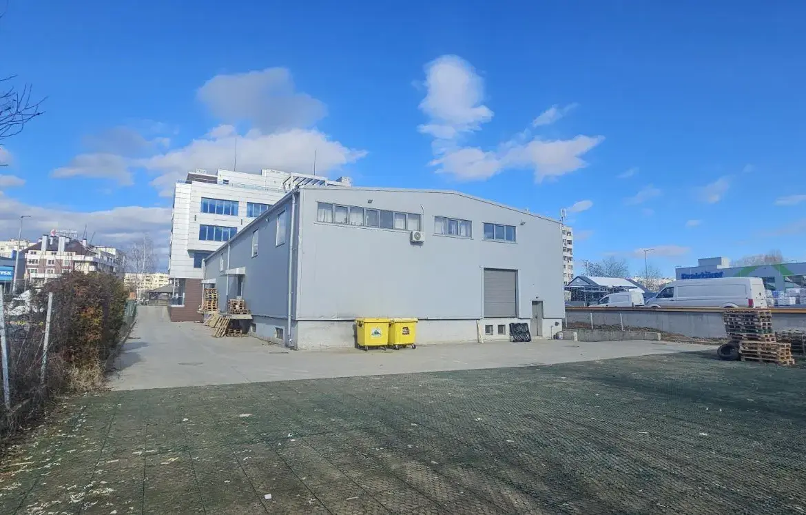 Office building with warehouse in a convenient location in Druzhba 2 district for sale