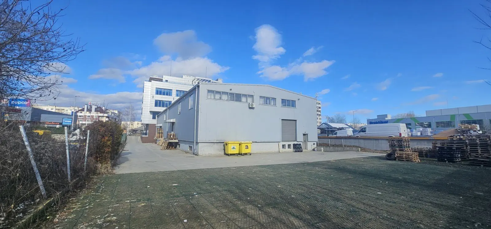Office building with warehouse in a convenient location in Druzhba 2 district for sale