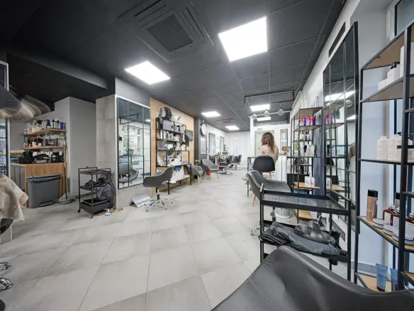 Commercial premises facing two streets, suitable for a beauty salon, shop, showroom