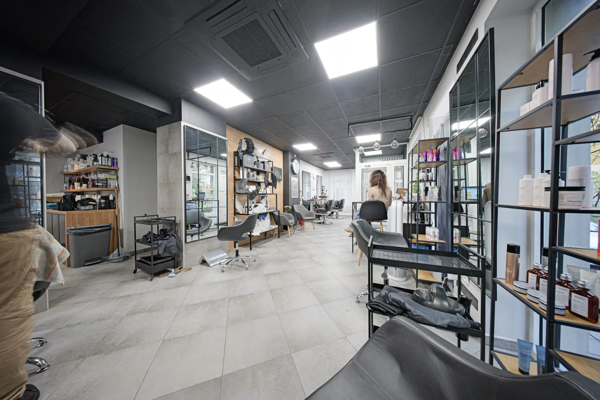 Commercial premises facing two streets, suitable for a beauty salon, shop, showroom