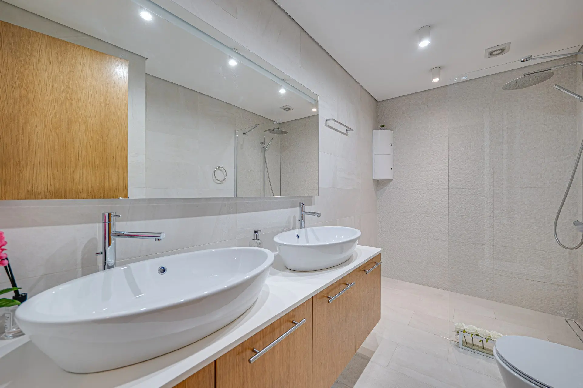 An exceptional four-room apartment in one of the most prestigious gated complexes in the Iztok district.