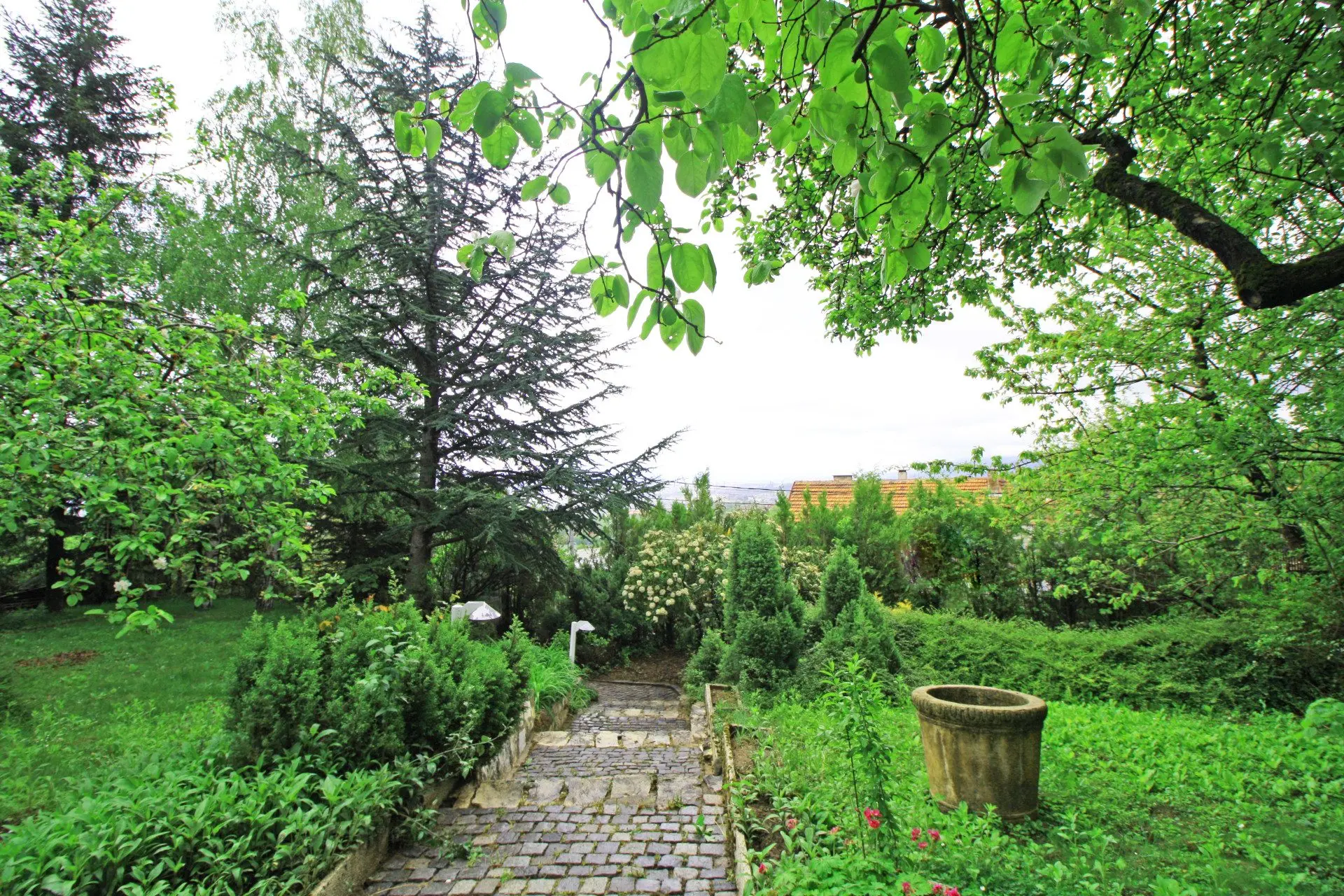 A cozy house with a beautiful yard and a perfect location in Dragalevtsi for sale