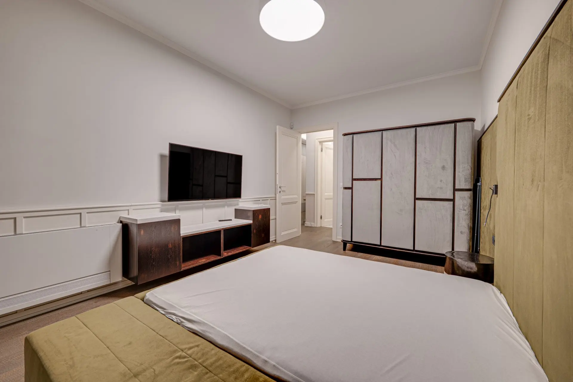 Designer apartment in an iconic building with a parking space included in the price