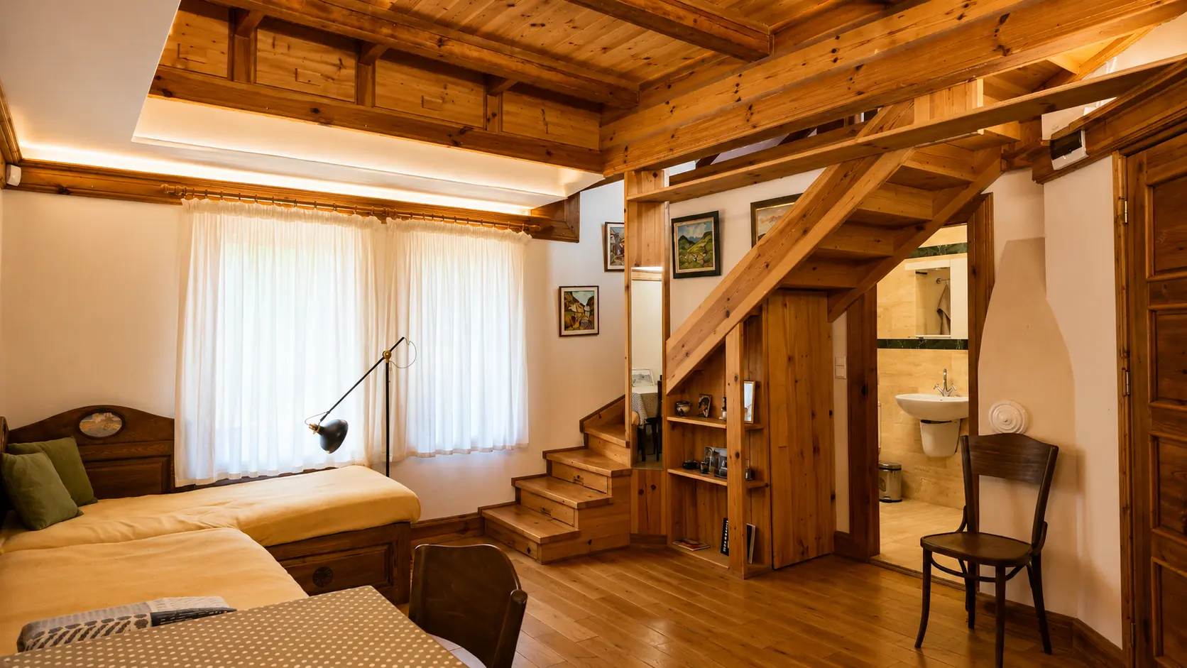 Detached house located in the heart of the old town and the iconic Greek Quarter
