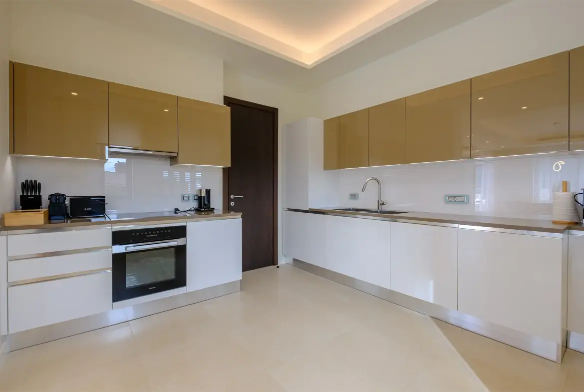 Luxurious 3-Bedroom Duplex with pool