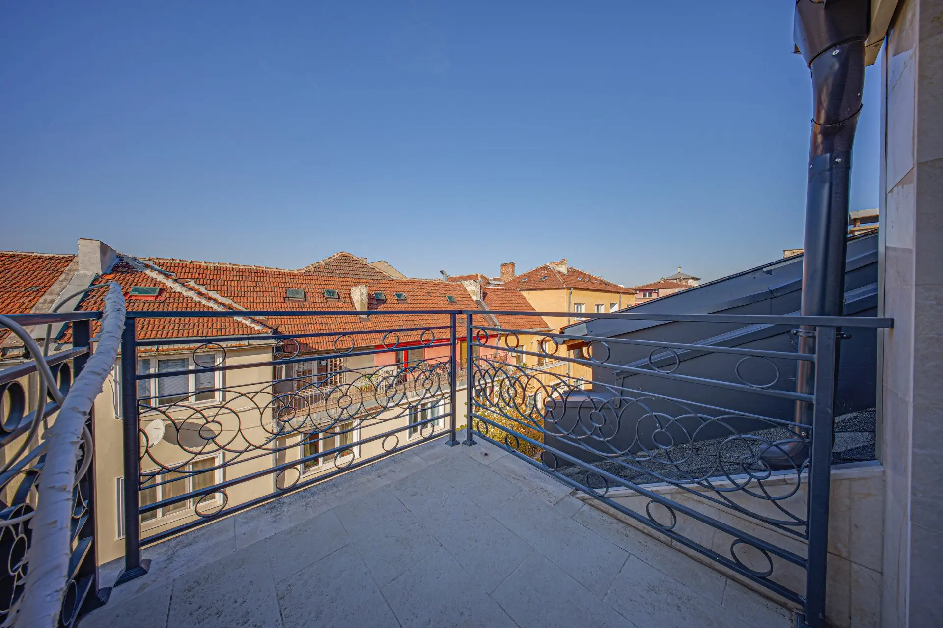 Penthouse with a panoramic terrace next to the National Palace of Culture for sale