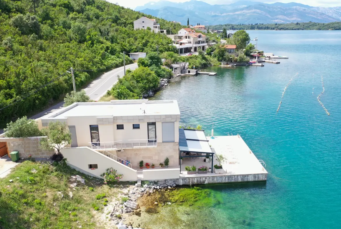 Villa first line to the sea