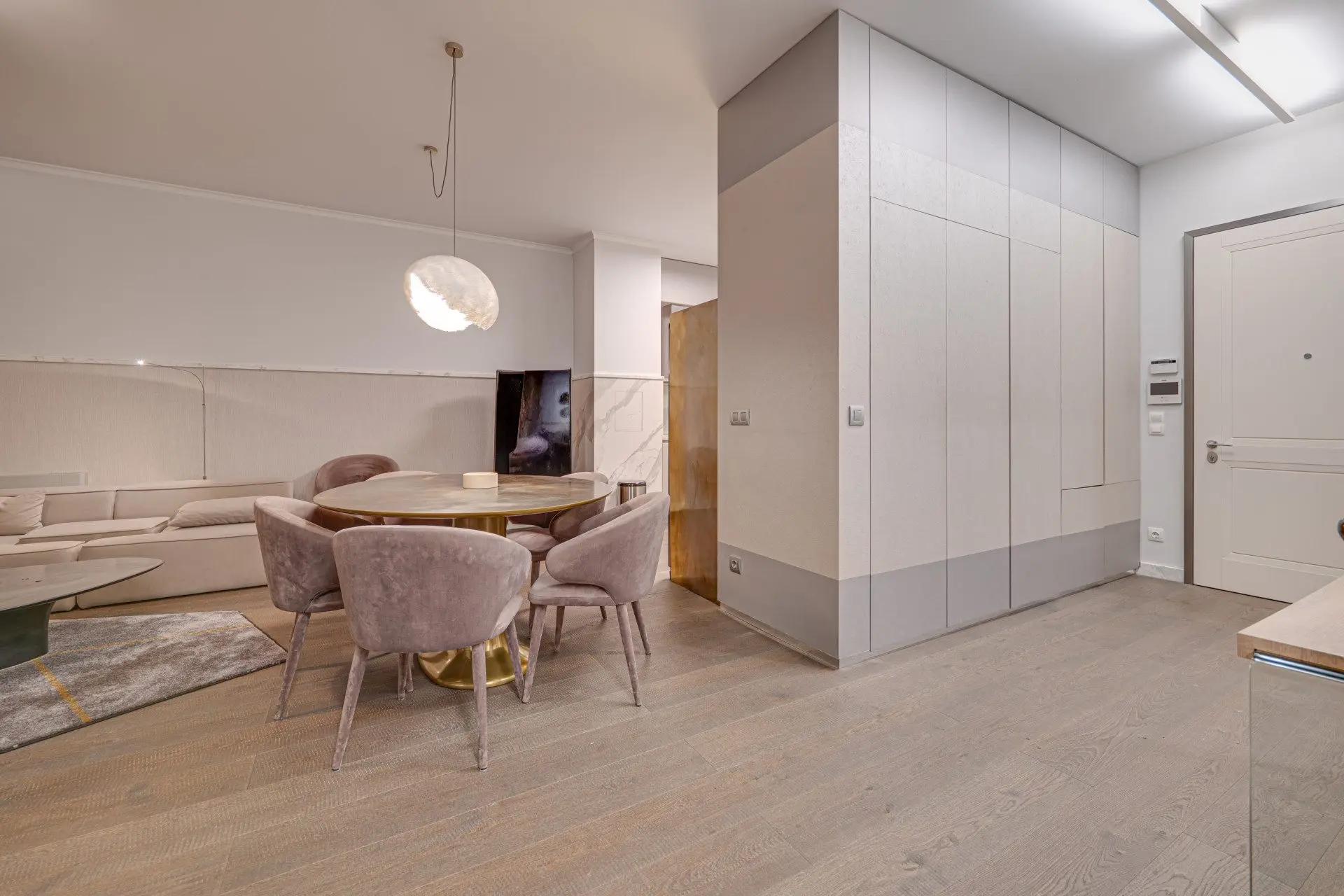 Designer apartment in an iconic building with a parking space included in the price