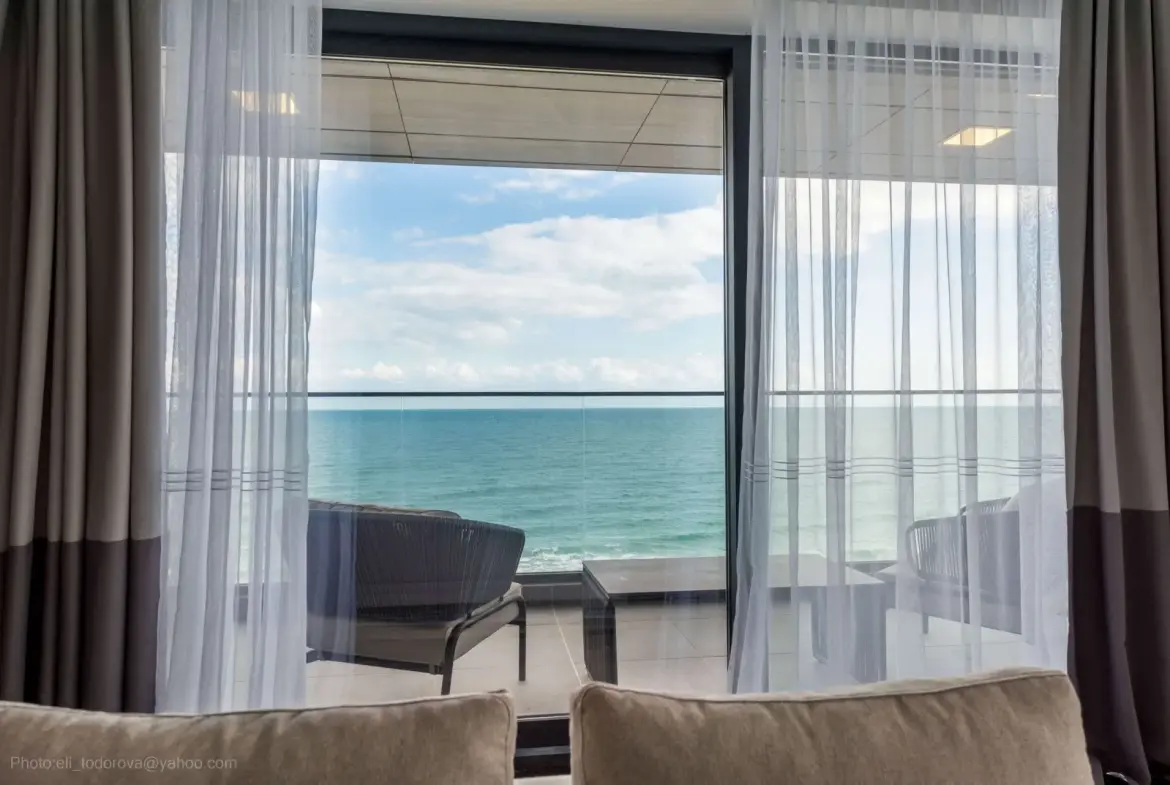 Luxury apartment in a complex on the first line to the beach