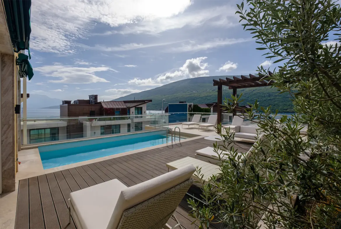 Luxurious 3-Bedroom Duplex with pool
