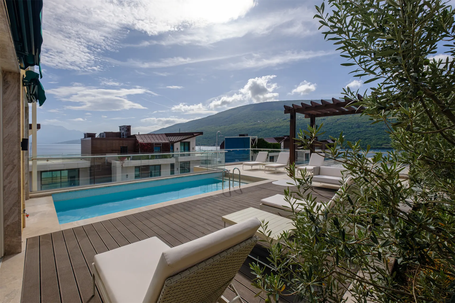 Luxurious 3-Bedroom Duplex with pool