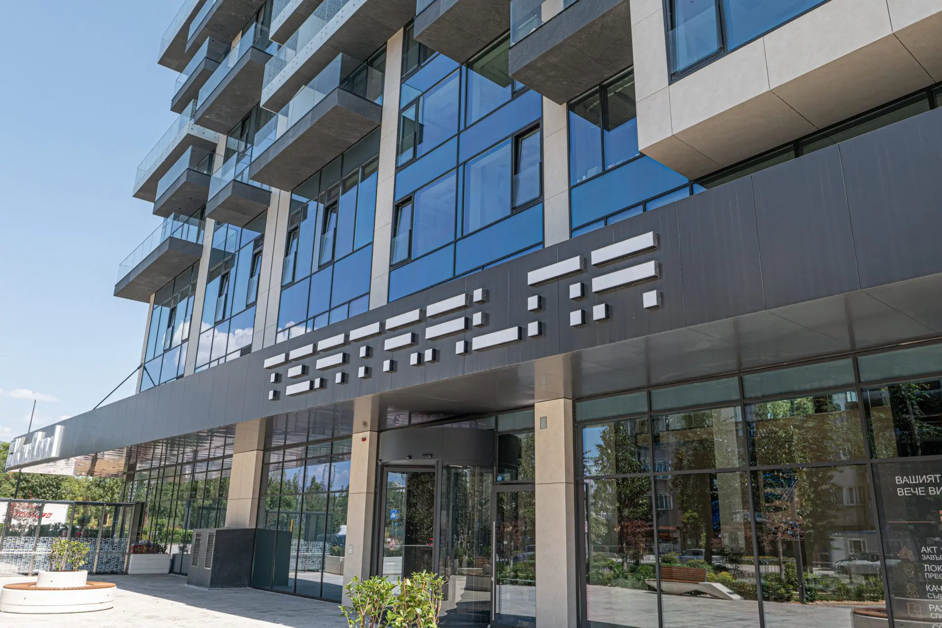 df70f456e4d138fe637c193773c8148b Three-bedroom apartment in a preferred newly built complex next to Zaimov Park