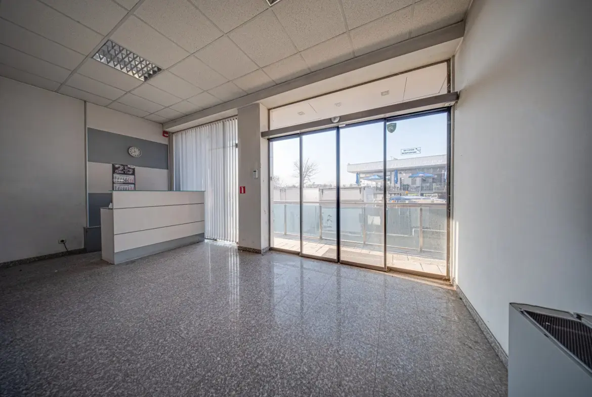 Office building with warehouse in a convenient location in Druzhba 2 district for sale