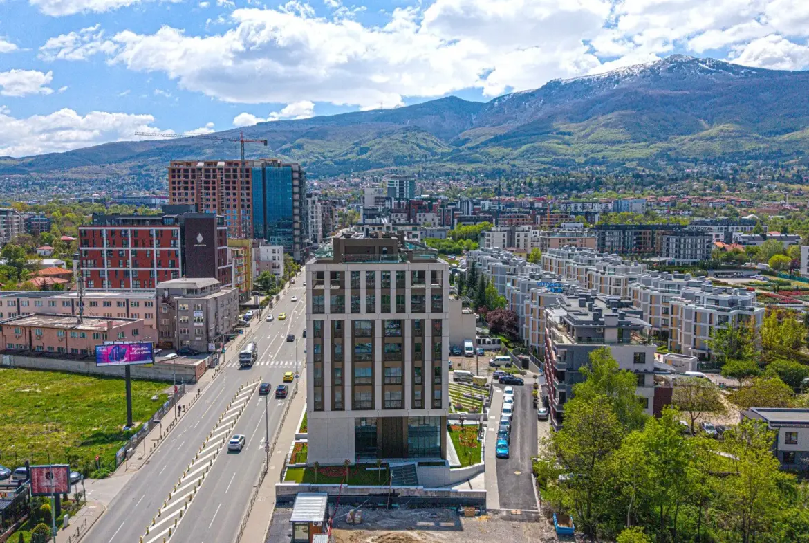Multi-room apartment in a new elegant building on Cherni Vrah Blvd. for sale