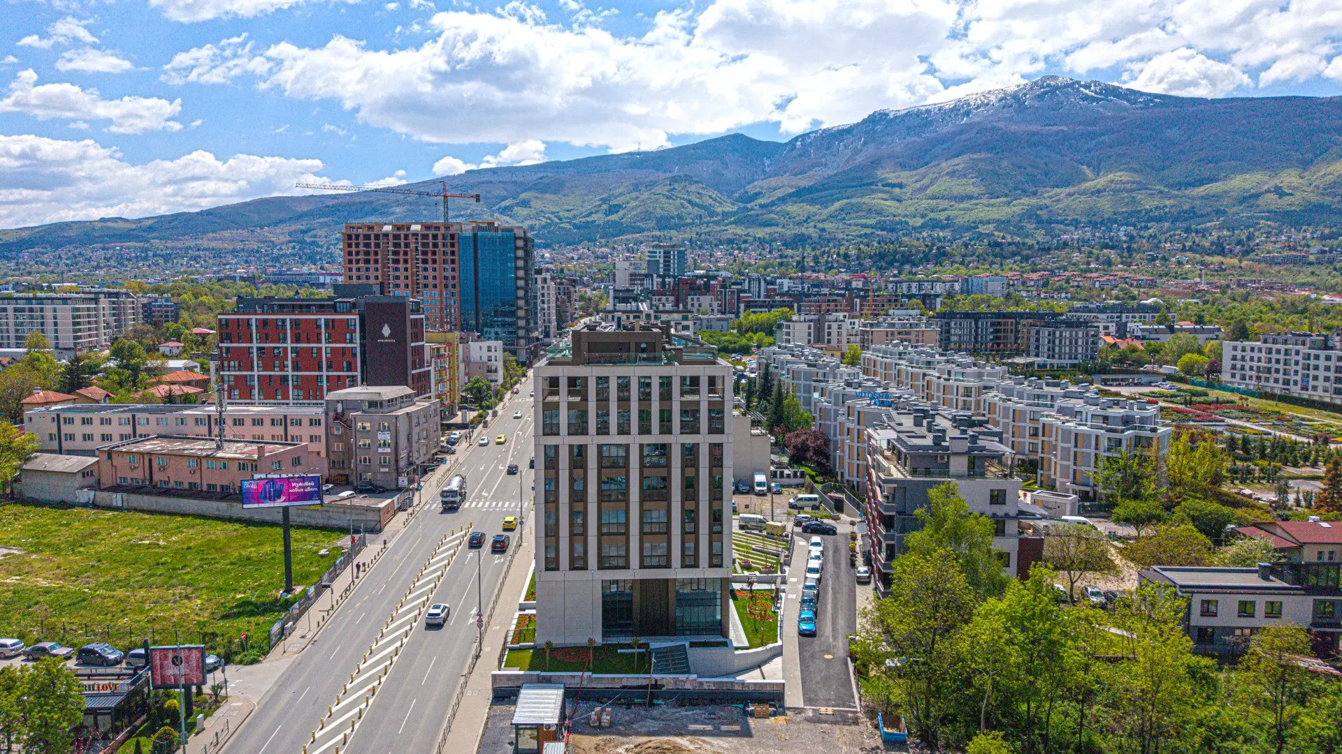 Multi-room apartment in a new elegant building on Cherni Vrah Blvd. for sale