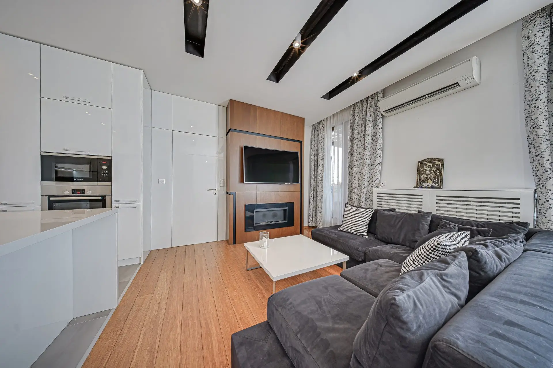e11e67ba83db0a8104b1c3b096aa48f3 Penthouse in one of the most preferred and well-maintained complexes Flora Park