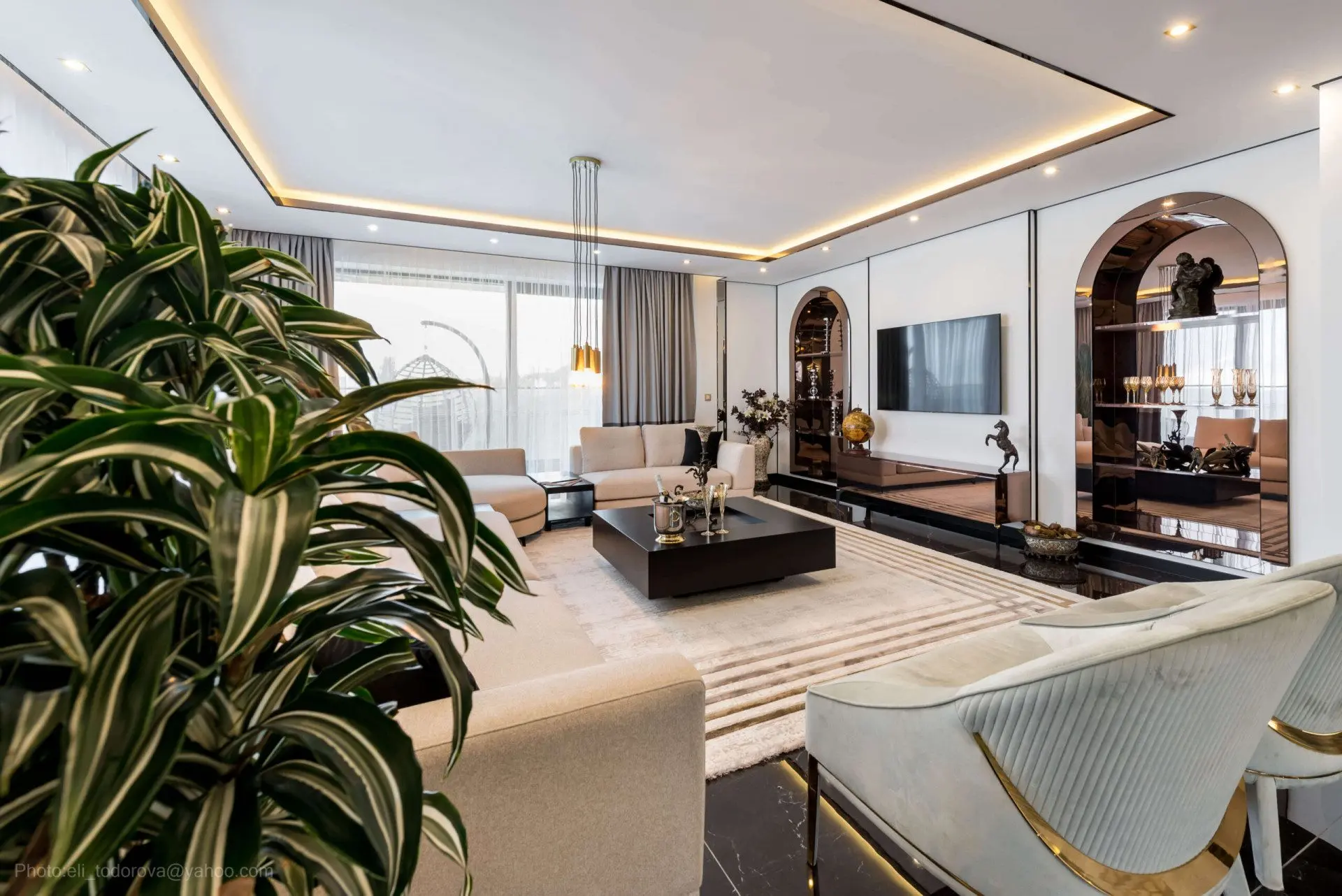 e12fa6b67b95992c12750914a2a044c1-1 Luxury apartment in a complex on the first line to the beach