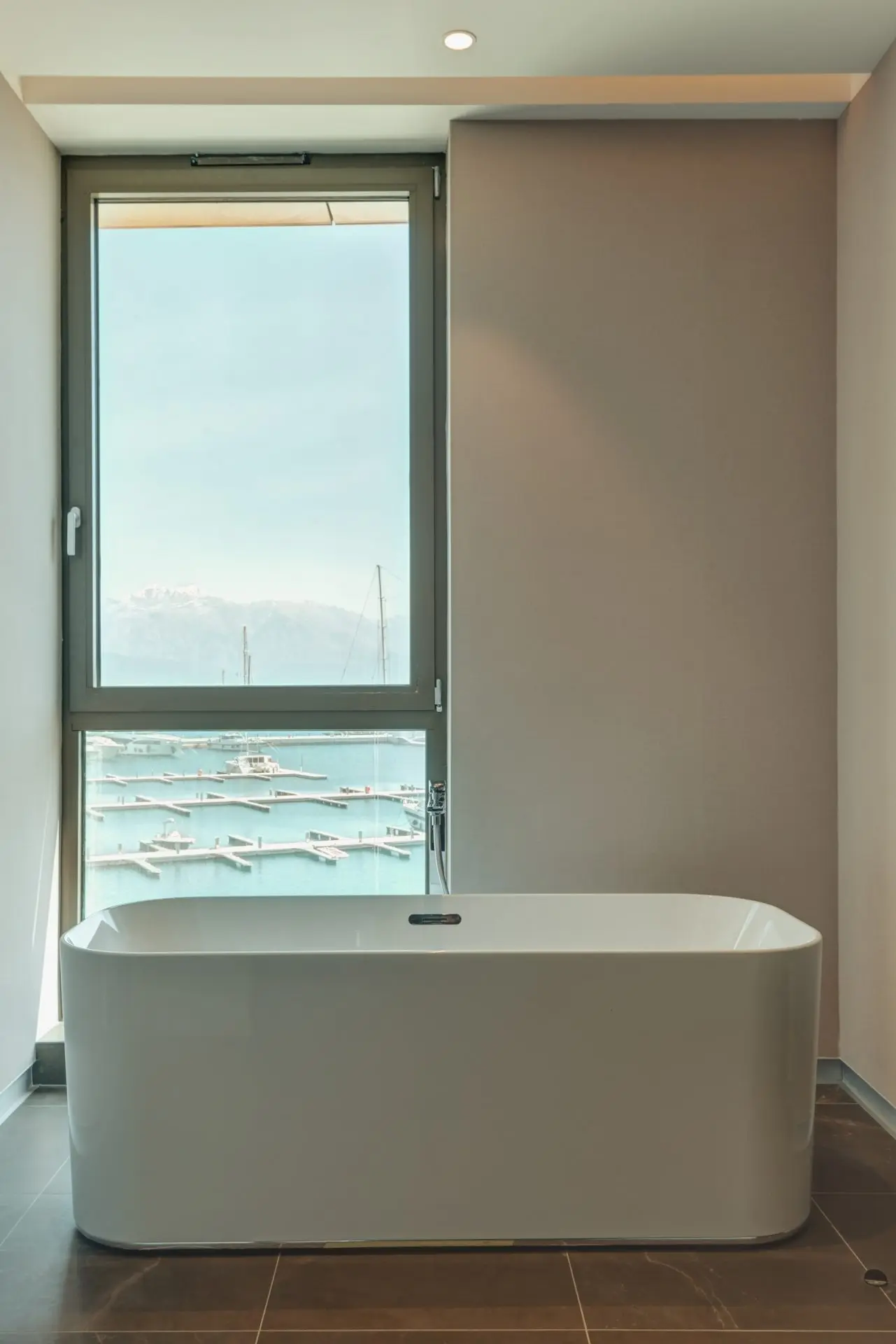 Spacious and modern three-bedroom apartment in Marina Residences