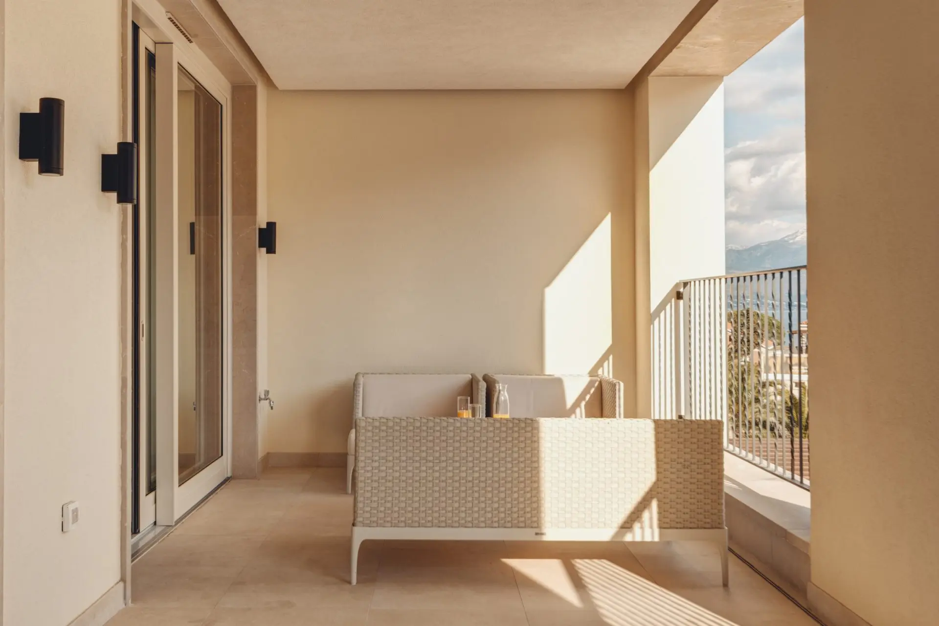 e1f7d3fe8d11863fad36beb7754f965de3ec3d6ac25ee91837955a352cff0be668874859e13f8 Elegant two-bedroom apartment in Marina Residence
