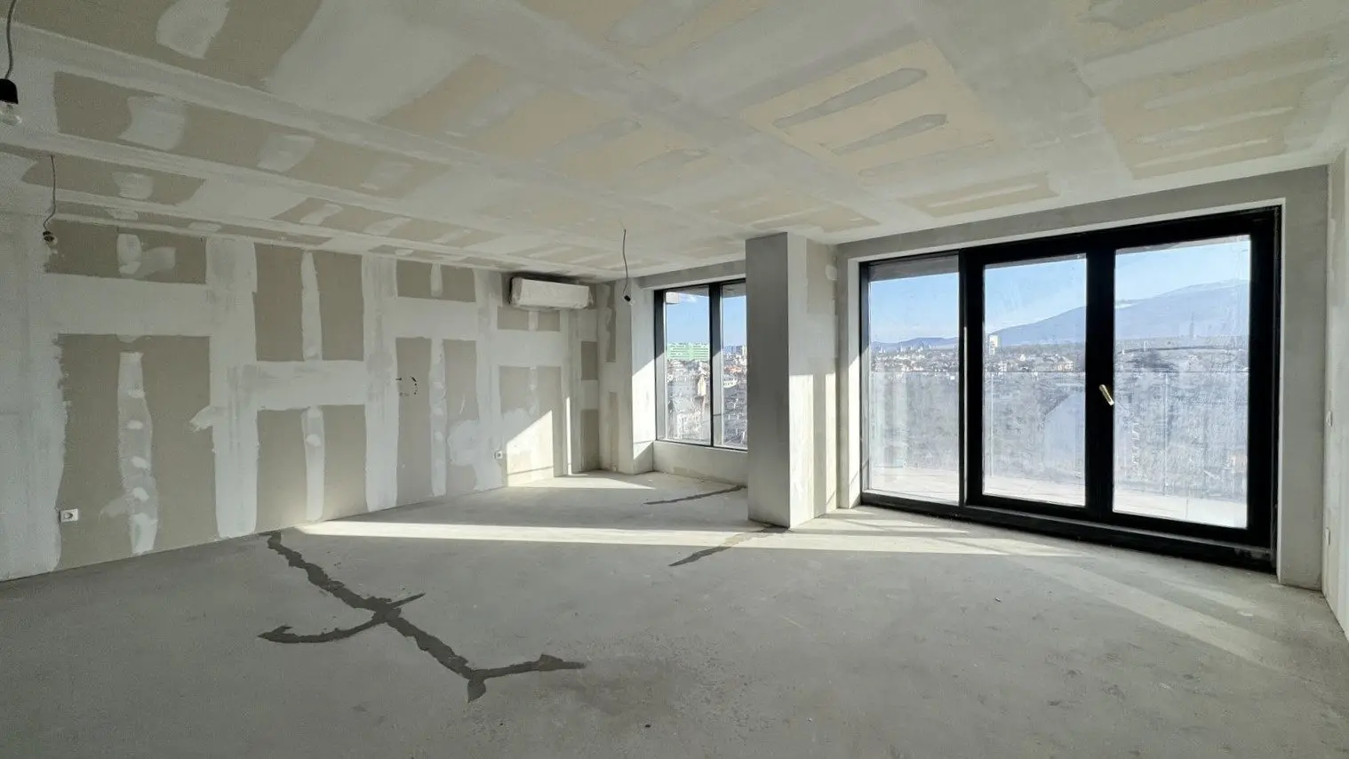 Wonderful panoramic apartment with three bedrooms and a double parking space in Teatralna complex