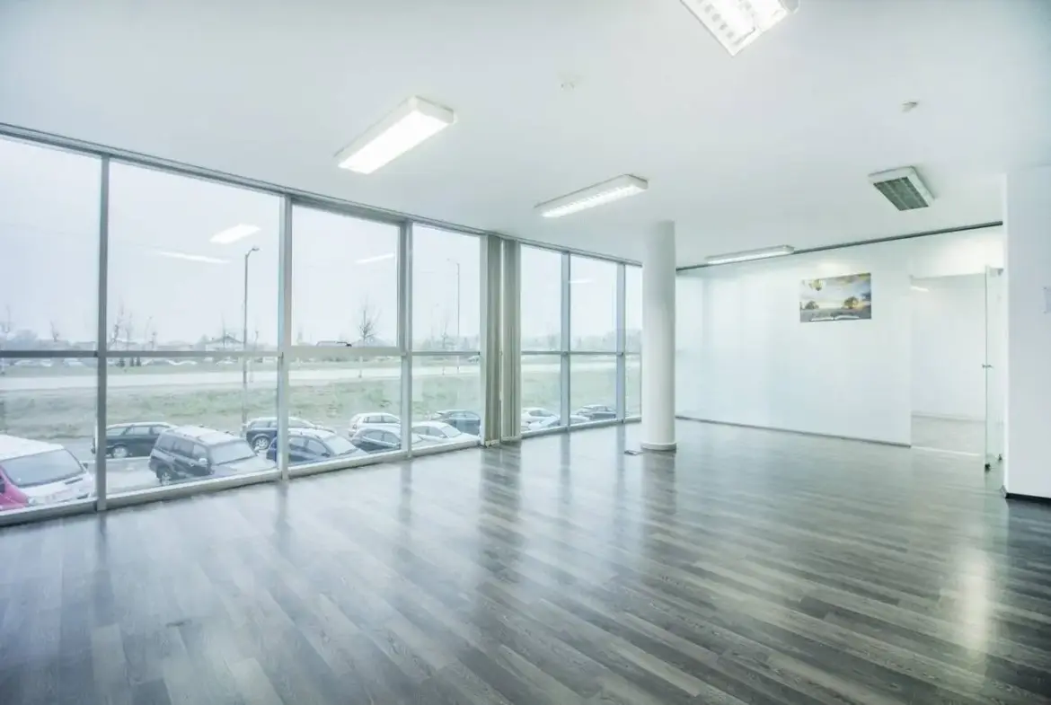 Multifunctional business building with excellent layout and square footage