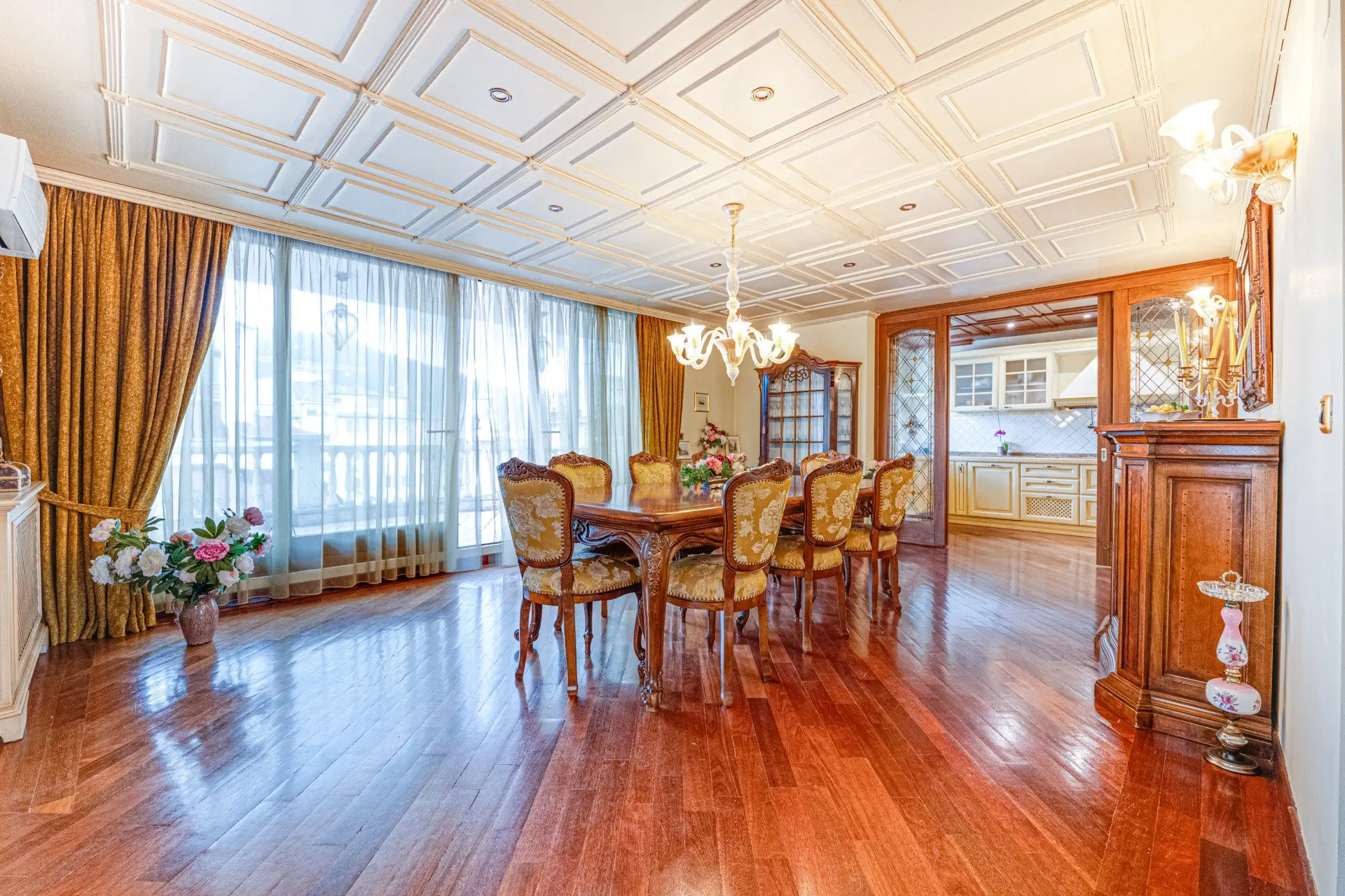 Impressive classic three-bedroom apartment in Manastirski Livadi-West district for sale