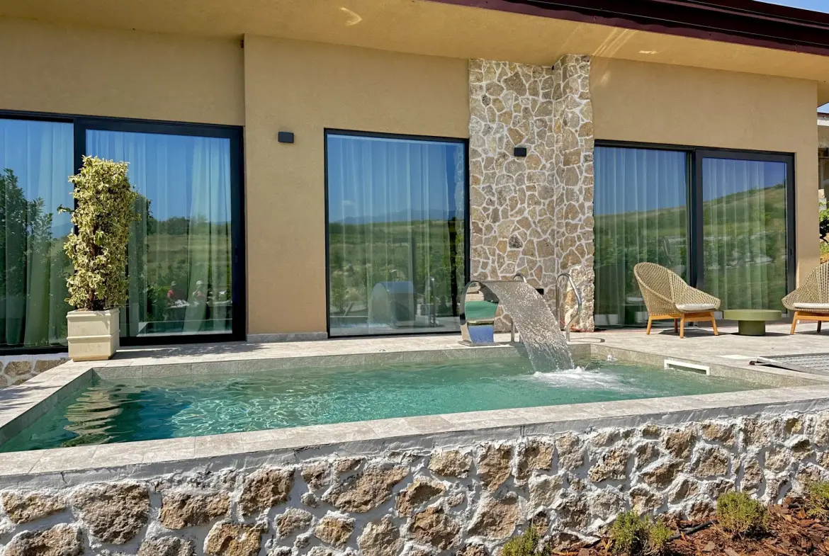 Holiday house with a pool of the area in city Melnik