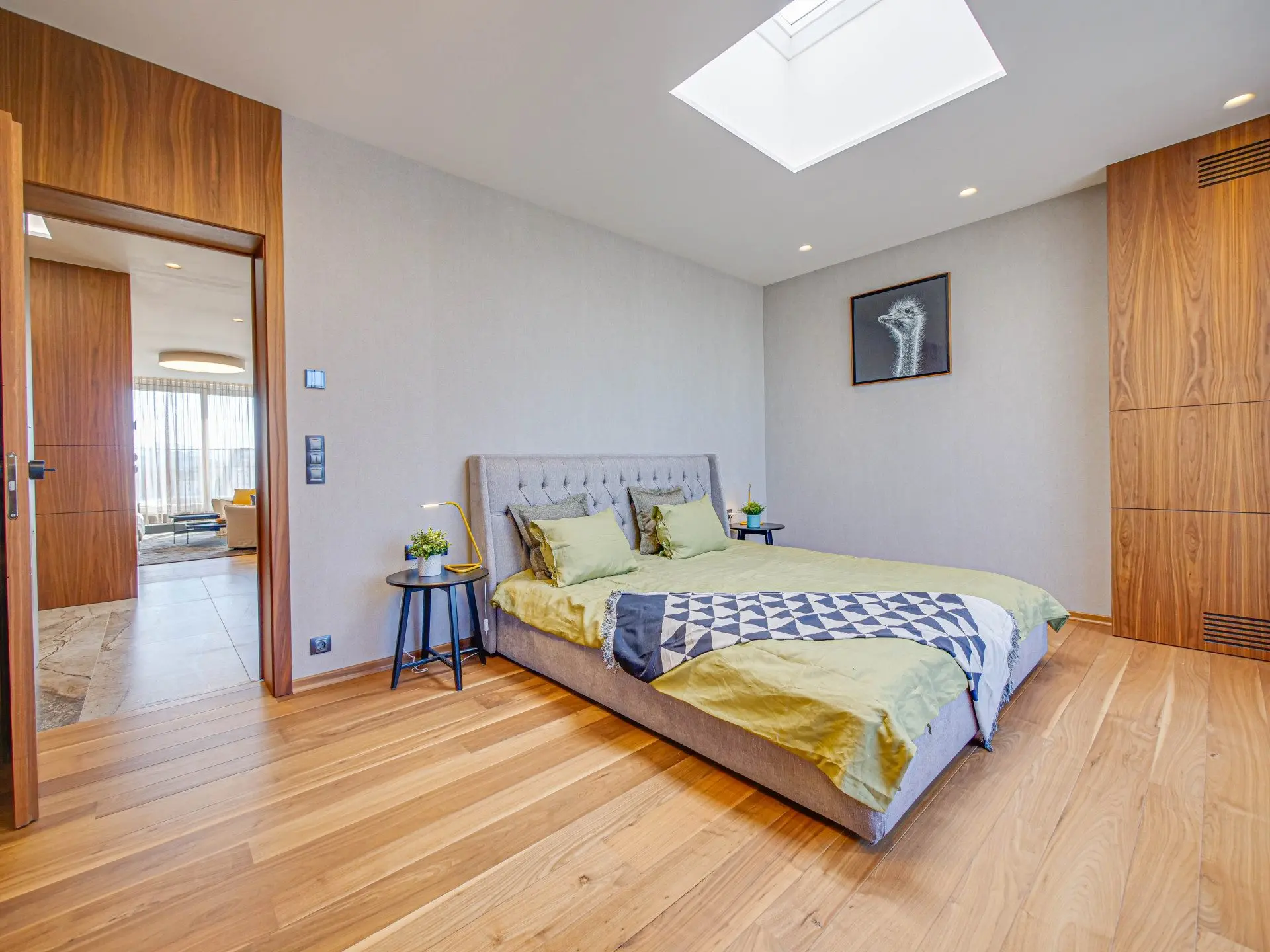 Magnificent three-bedroom apartment with a double garage in the Iztok district for sale