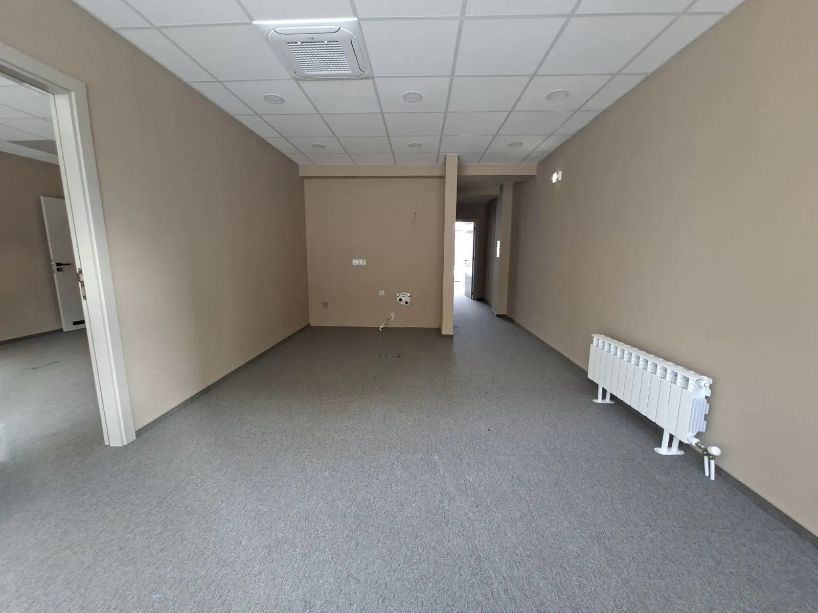 e7aa6c33d753d5446236abf8538cd44b Office for sale in a class A business building