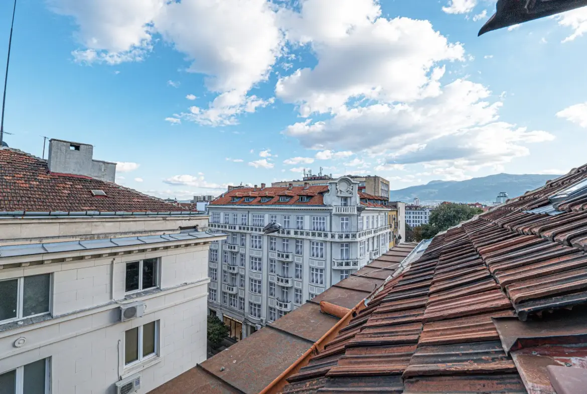 Elegant penthouse with impressive high ceilings on Saborna Street