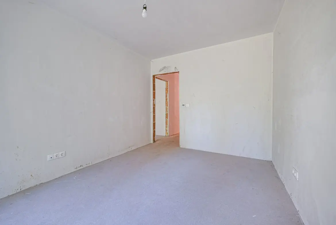 Apartment with a spacious private yard and a garage with direct indoor access in downtown Sofia